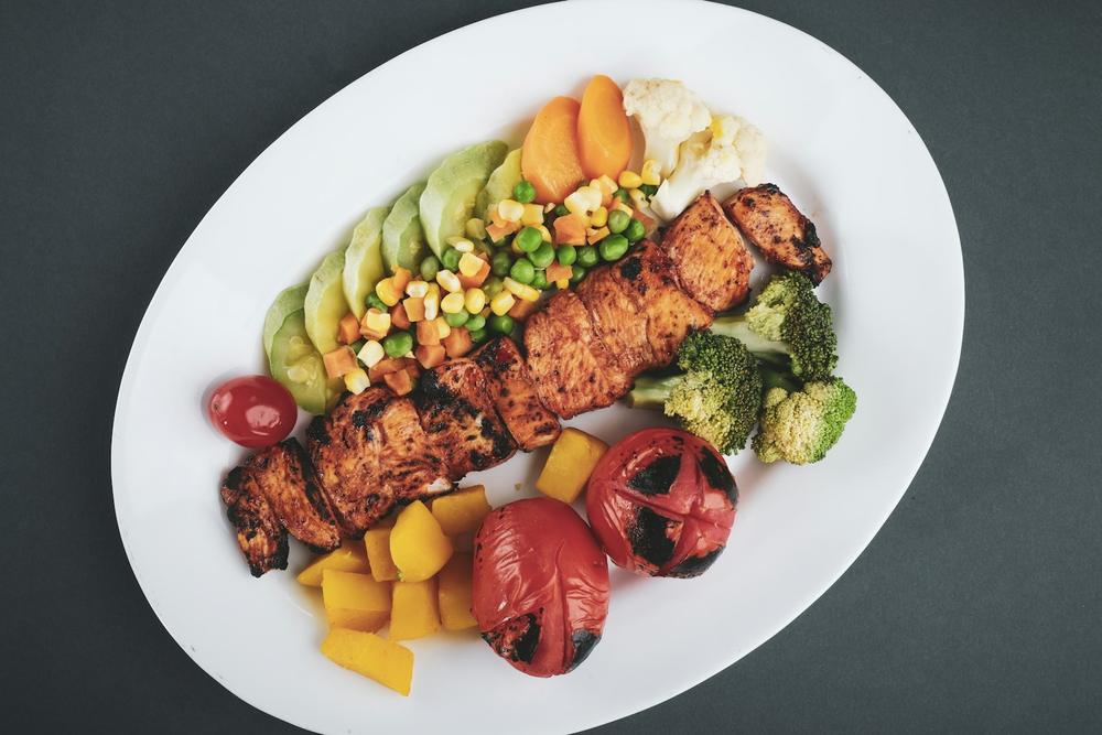 Carne grelhada com limão e tomates servida no prato